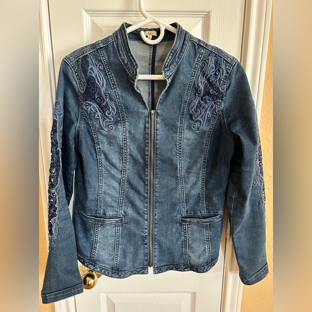 Reba denim jacket w embroidery and cutout sleeves